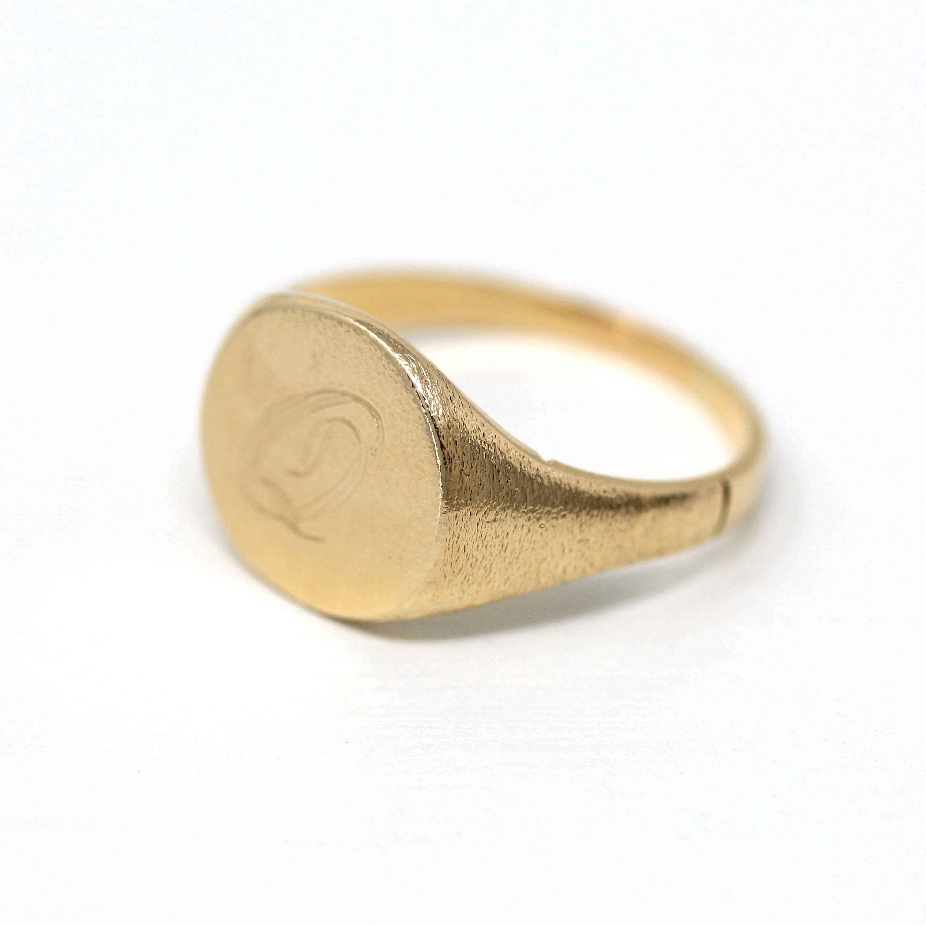 Retro Letter 'Q' Ring - Vintage 14k Yellow Gold Engraved Cursive Initial Script Signet Band - Circa 1970s Era Size 8.6 Unisex Fine Jewelry