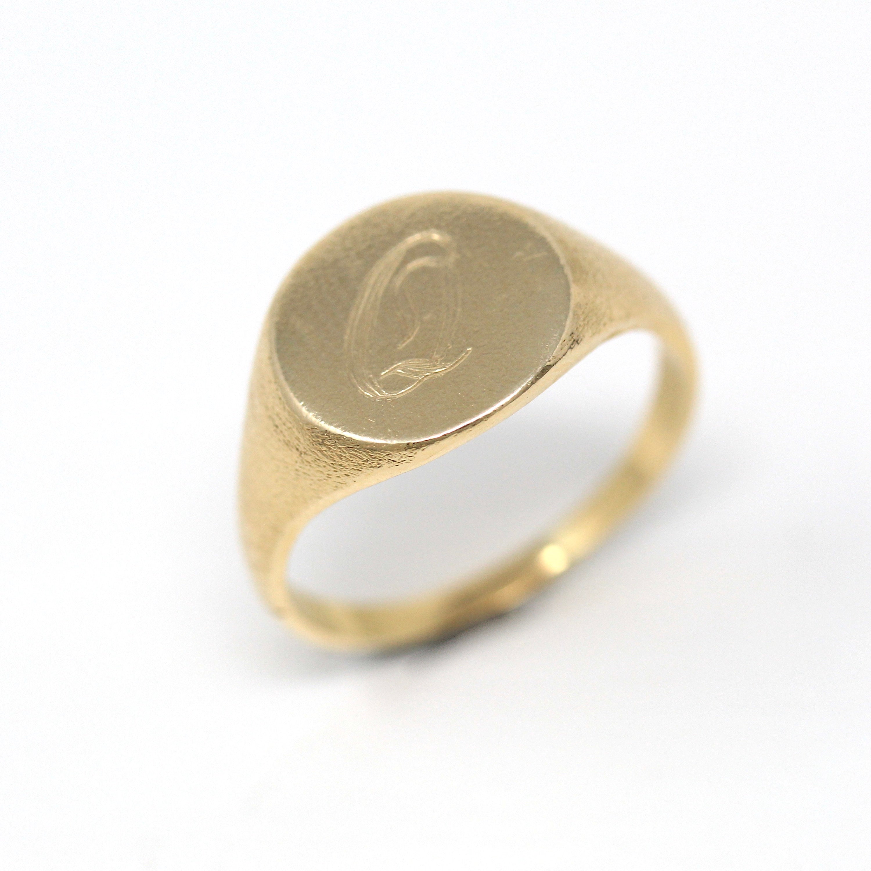 Retro Letter 'Q' Ring - Vintage 14k Yellow Gold Engraved Cursive Initial Script Signet Band - Circa 1970s Era Size 8.6 Unisex Fine Jewelry