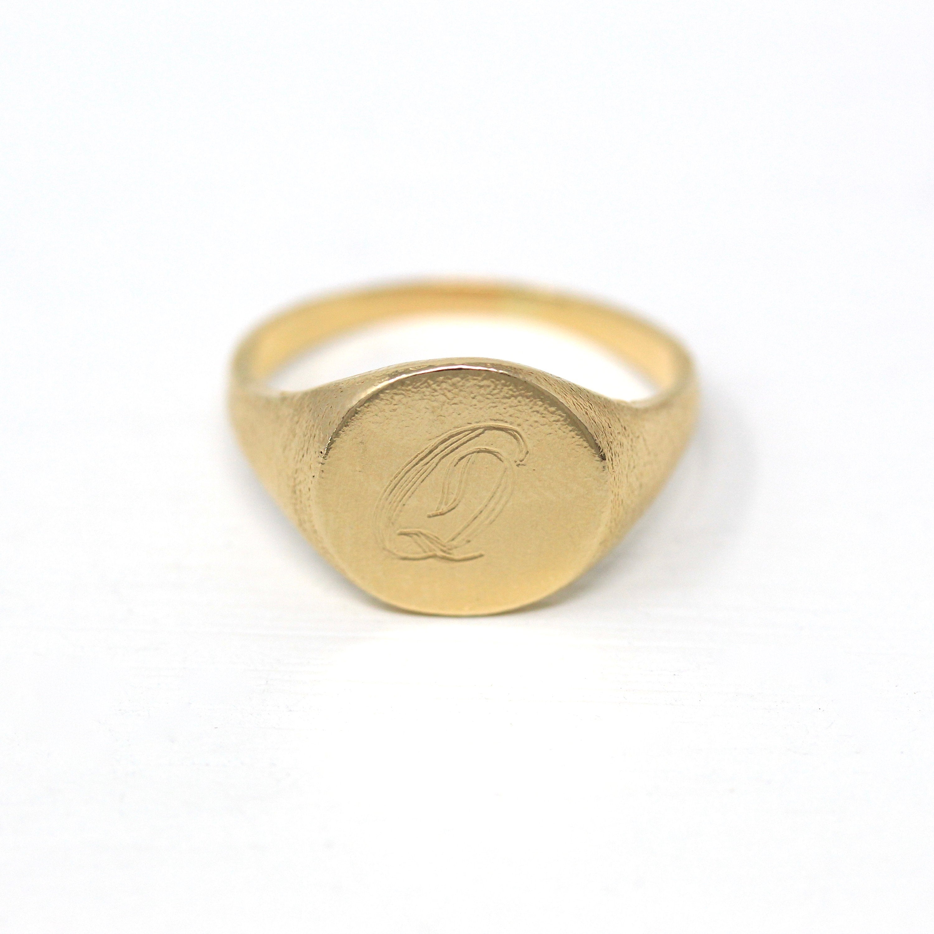 Retro Letter 'Q' Ring - Vintage 14k Yellow Gold Engraved Cursive Initial Script Signet Band - Circa 1970s Era Size 8.6 Unisex Fine Jewelry