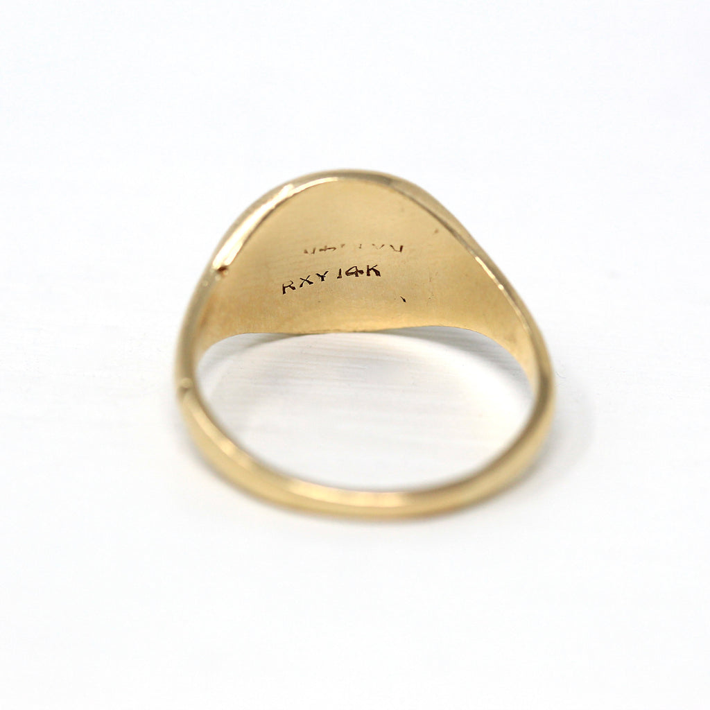 Retro Letter 'Q' Ring - Vintage 14k Yellow Gold Engraved Cursive Initial Script Signet Band - Circa 1970s Era Size 8.6 Unisex Fine Jewelry
